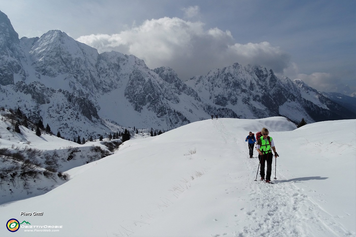 23 Si sale pestando neve abbastanza battuta.JPG